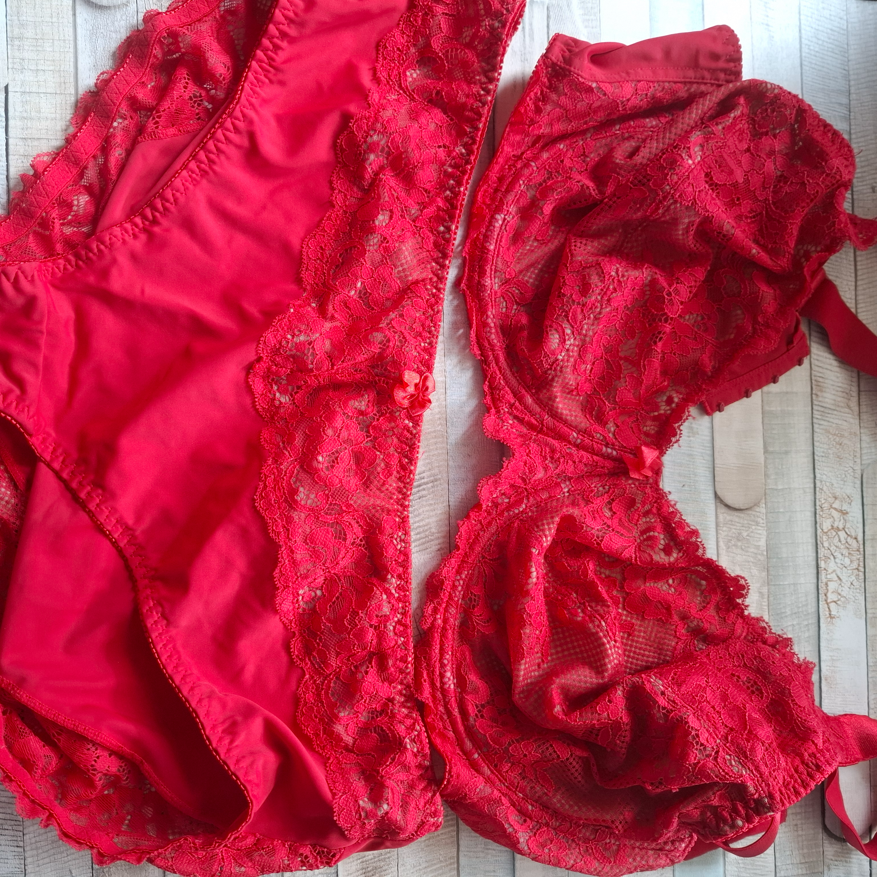 Frisch zu tragendes rotes Spitzen-Set, nach deinen Wünschen 💦