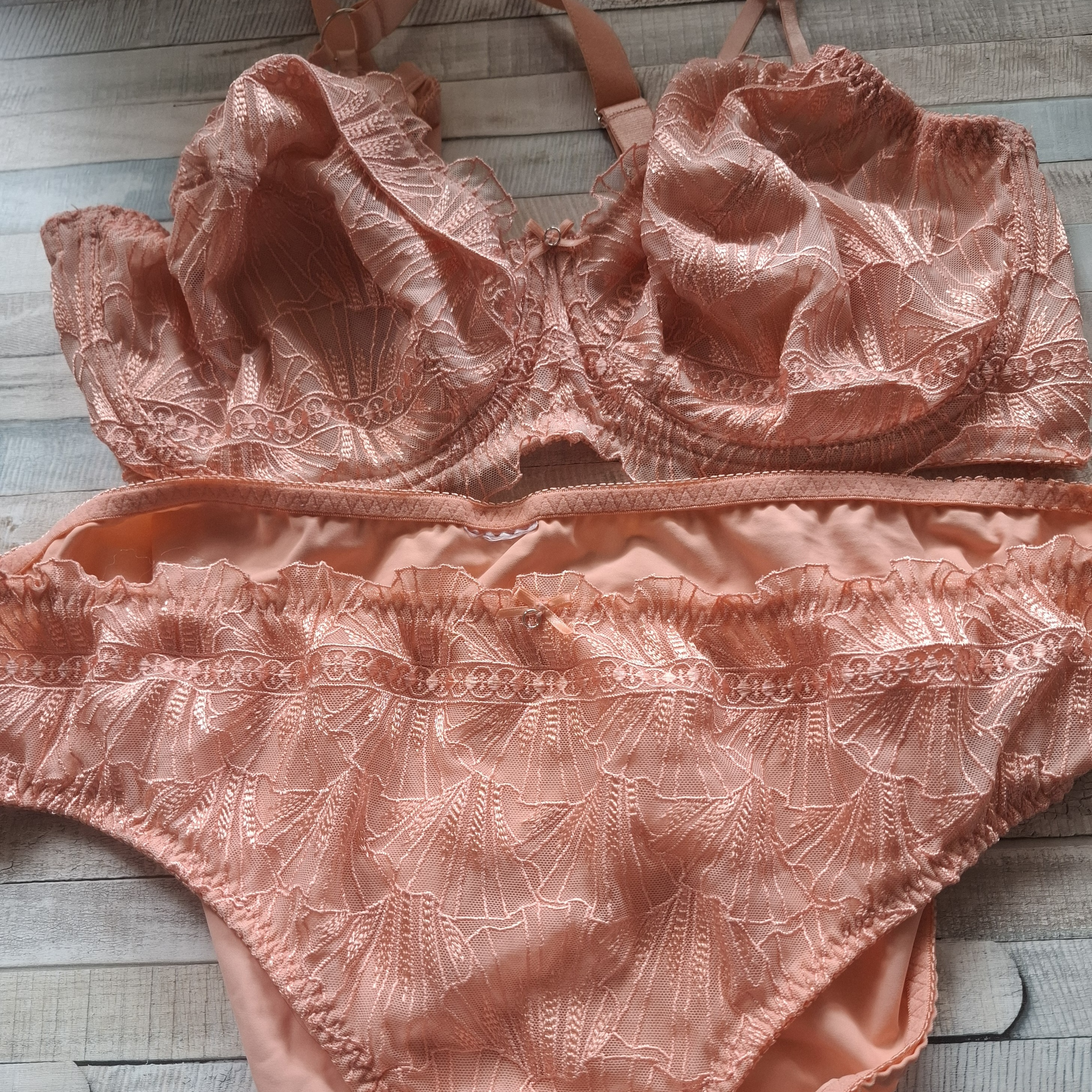 Frisch zu tragendes rosé Spitzen-Set, nach deinen Wünschen 💜