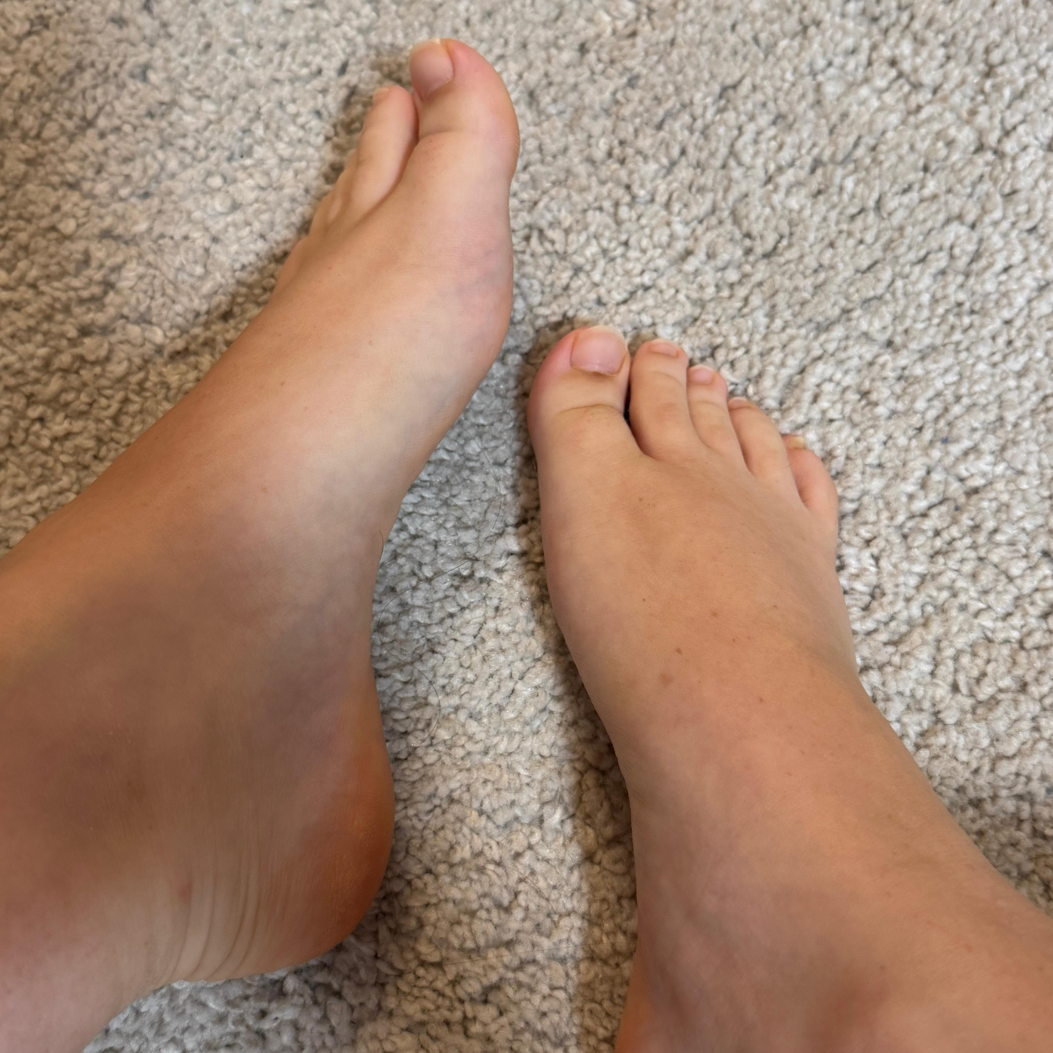 Kleine sexy Füße 👣 Lust auf mehr? Telegram: QueenLillyxoxo2