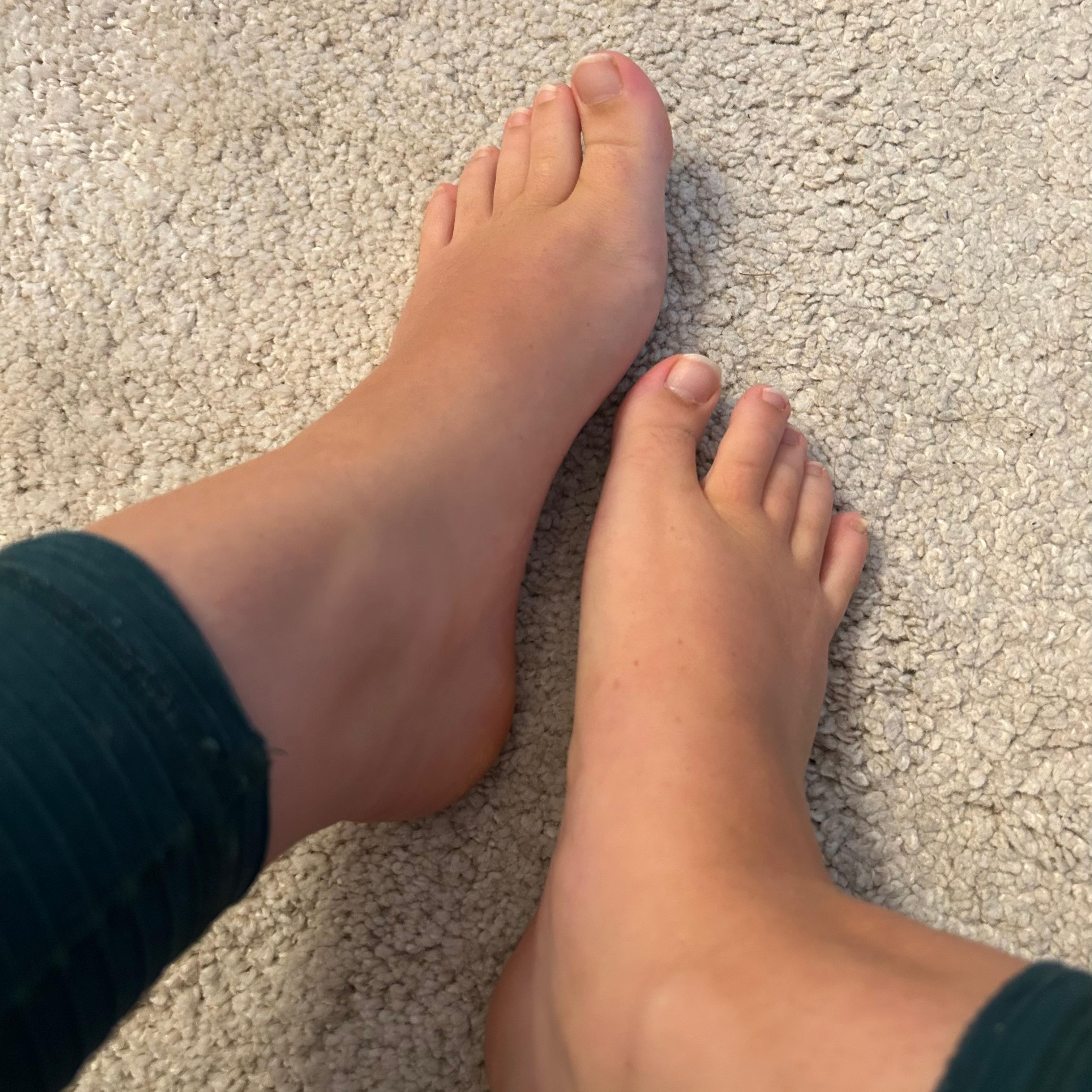 Kleine sexy Füße 👣 Lust auf mehr? Telegram: QueenLillyxoxo2