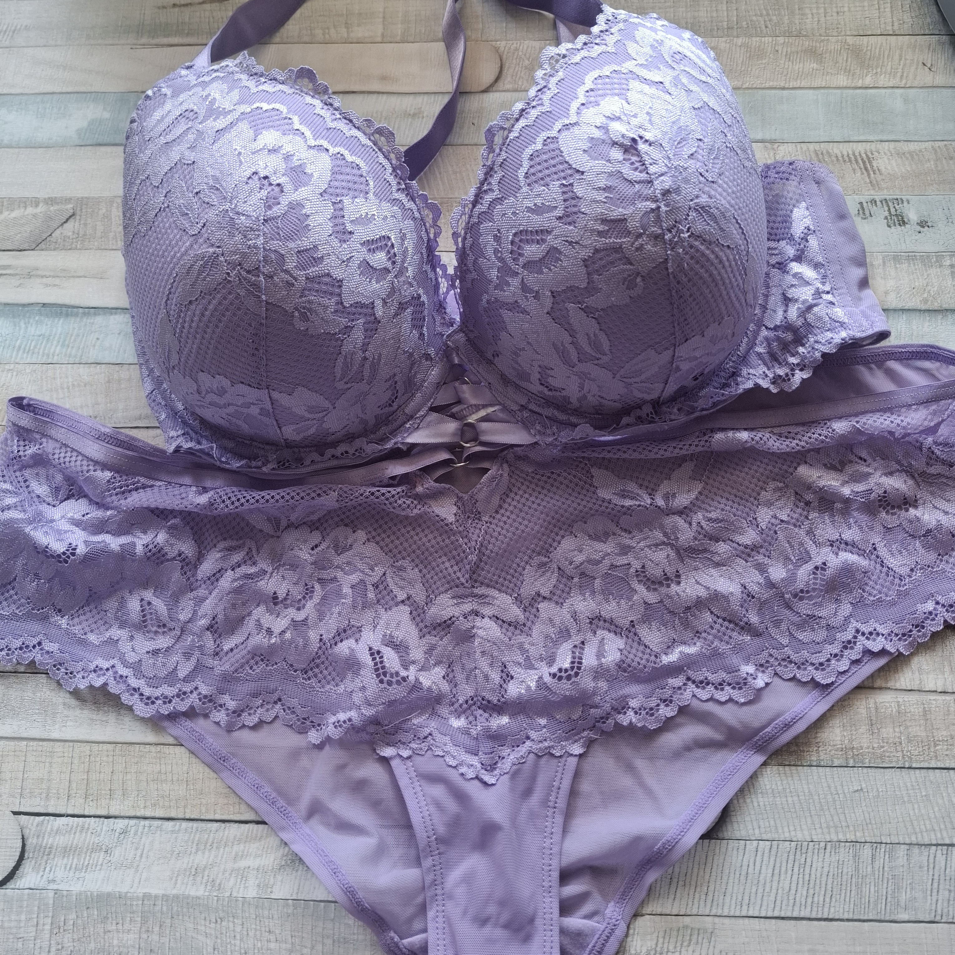 Frisch zu tragendes lila Spitzen-Set – nach deinen Wünschen 💜